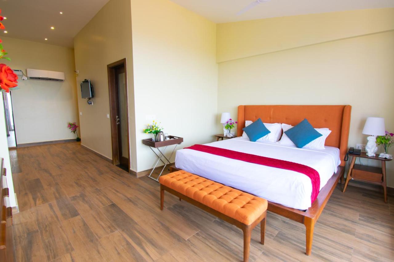 Octave Rococco Morjim Otel Pernem Dış mekan fotoğraf